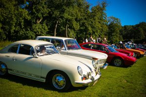 Défilé et exposition d'autos classiques pour action caritative