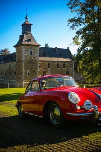 Défilé et exposition d'autos classiques pour action caritative